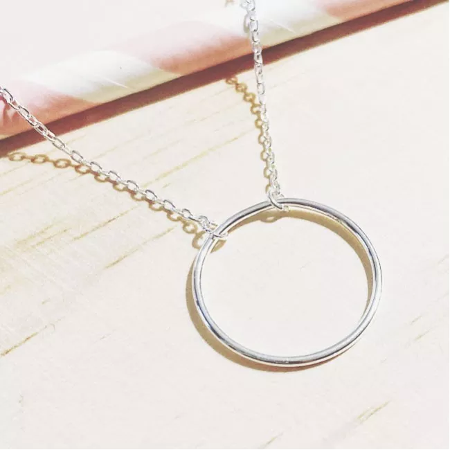 collier cercle évidé