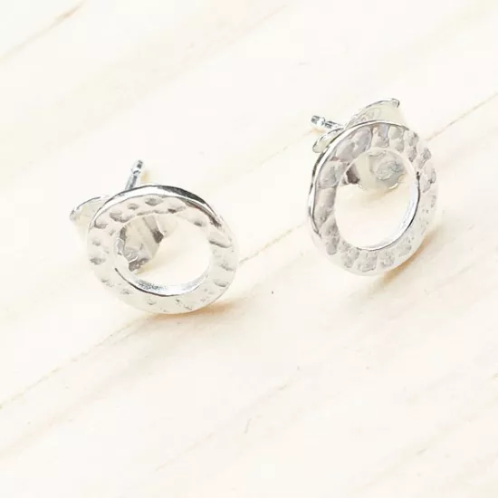 Boucles cercles évidés martelées