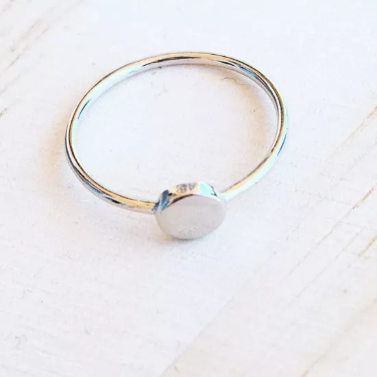 Bague argent petit rond.