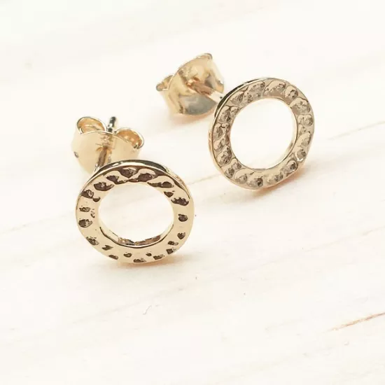 Boucles cercles évidés martelées