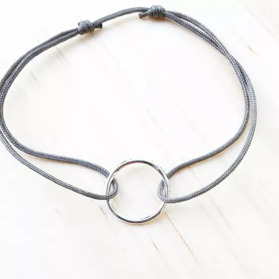 bracelet mini cercle évidé en argent.