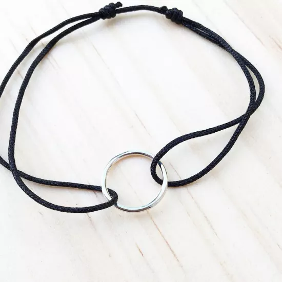 bracelet mini cercle évidé en argent.