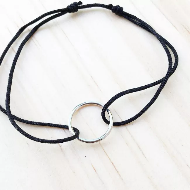 bracelet mini cercle évidé en argent.