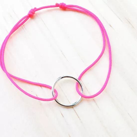bracelet mini cercle évidé en argent.