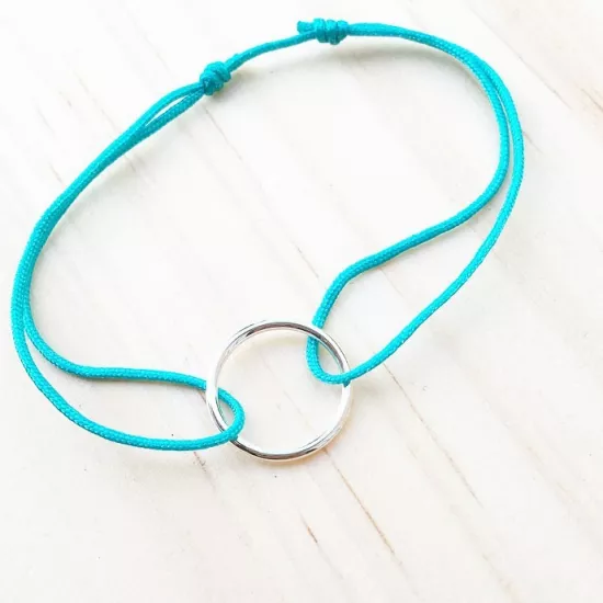 bracelet mini cercle évidé en argent.