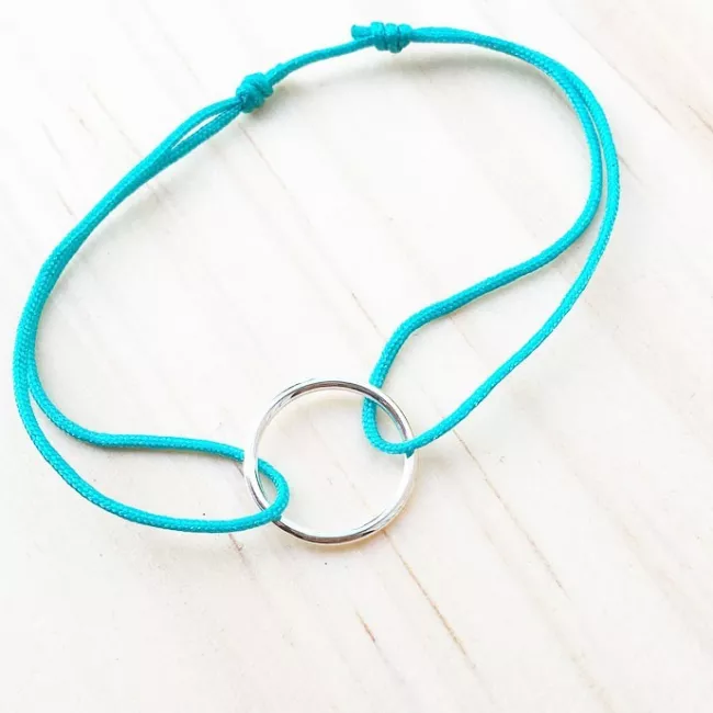 bracelet mini cercle évidé en argent.