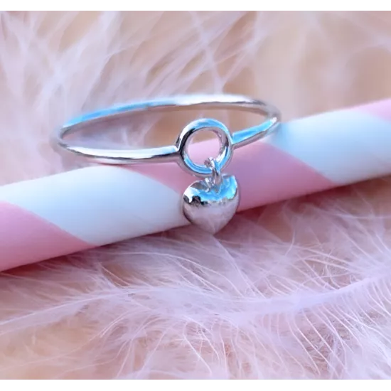 Bague fine avec pampille coeur