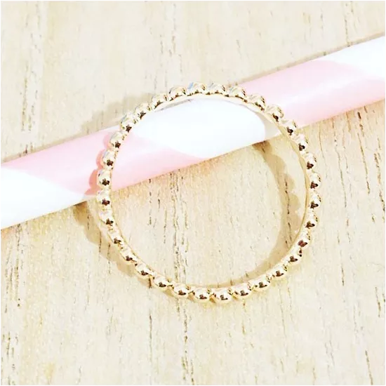 Bague fine et empilable.