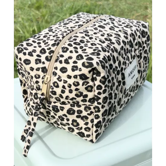 Trousse maquillage femme en coton motif léopard beige. Grand format, pratique et stylée avec intérieur vichy rose 💕