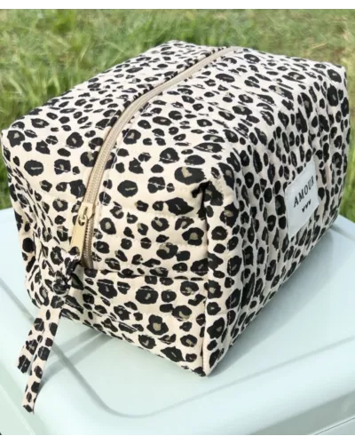 Trousse maquillage femme en coton motif léopard beige. Grand format, pratique et stylée avec intérieur vichy rose 💕