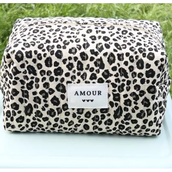 Trousse maquillage femme en coton motif léopard beige. Grand format, pratique et stylée avec intérieur vichy rose 💕