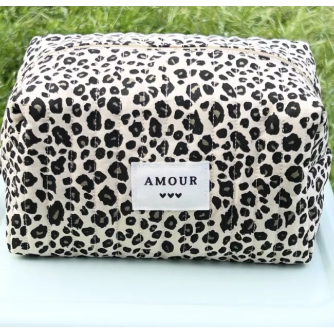 Trousse maquillage femme en coton motif léopard beige. Grand format, pratique et stylée avec intérieur vichy rose 💕