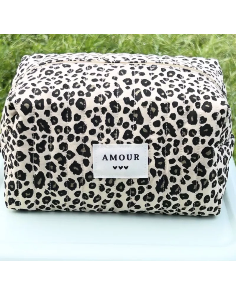 Trousse maquillage femme en coton motif léopard beige. Grand format, pratique et stylée avec intérieur vichy rose 💕