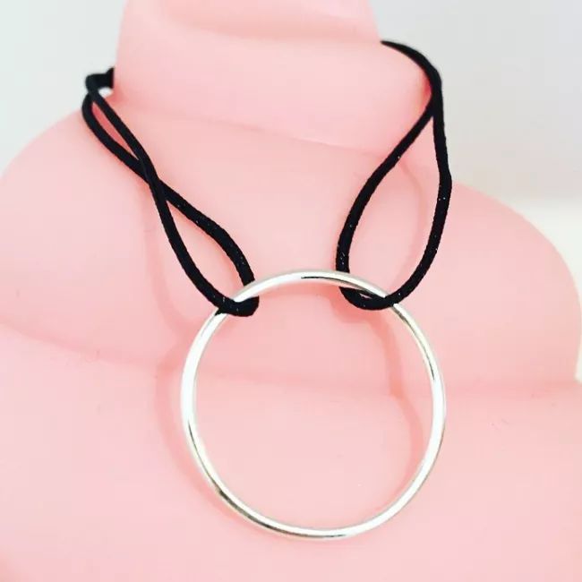 bracelet cercle évidé en argent.