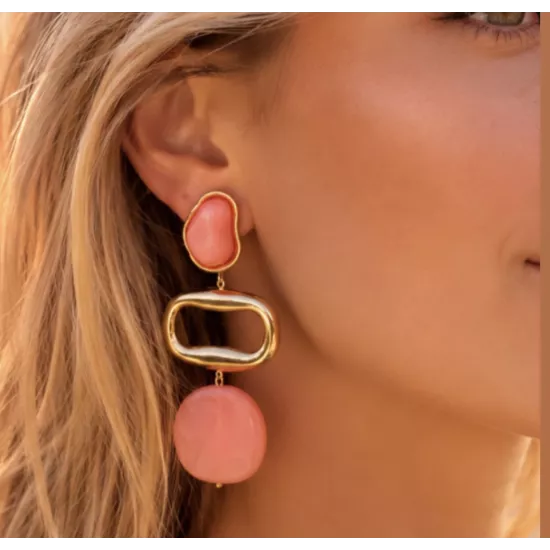 Boucles d'oreilles Lison en acier inoxydable doré et résine rose corail | MyPoupi