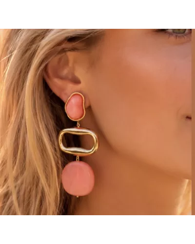 Boucles d'oreilles Lison en acier inoxydable doré et résine rose corail | MyPoupi