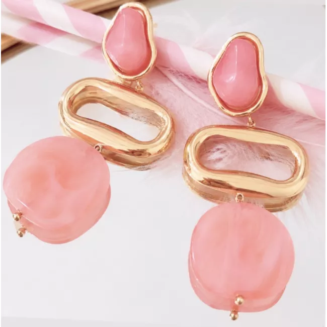 Boucles d'oreilles Lison en acier inoxydable doré et résine rose corail | MyPoupi