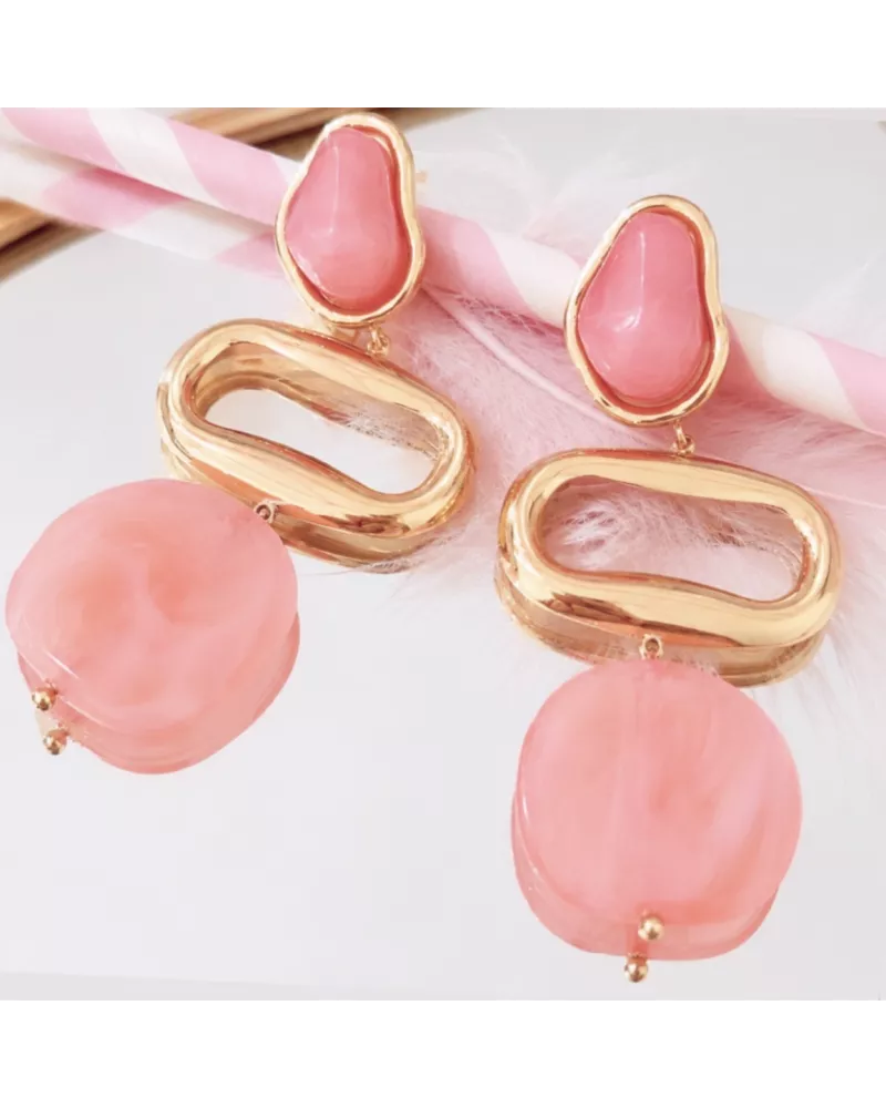 Boucles d'oreilles Lison en acier inoxydable doré et résine rose corail | MyPoupi