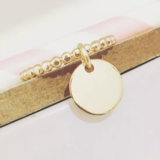 Bague fine et sa petite médaille à graver