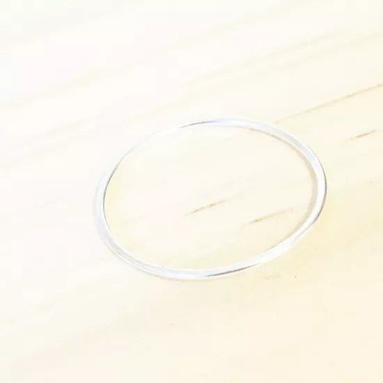 Bague fine et empilable.