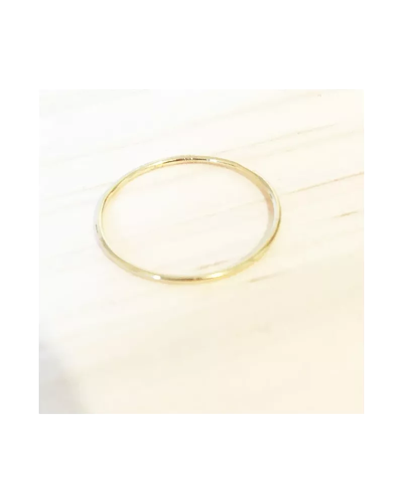 Bague fine et empilable.
