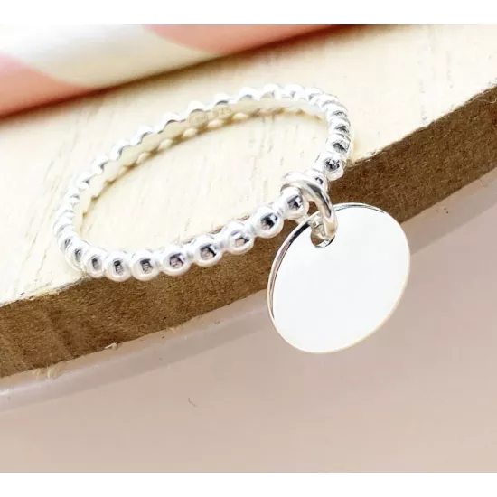 Bague fine et sa petite médaille à graver
