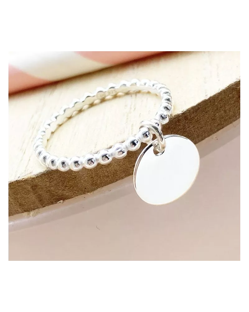 Bague fine et sa petite médaille à graver