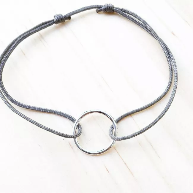 bracelet cercle évidé en argent.